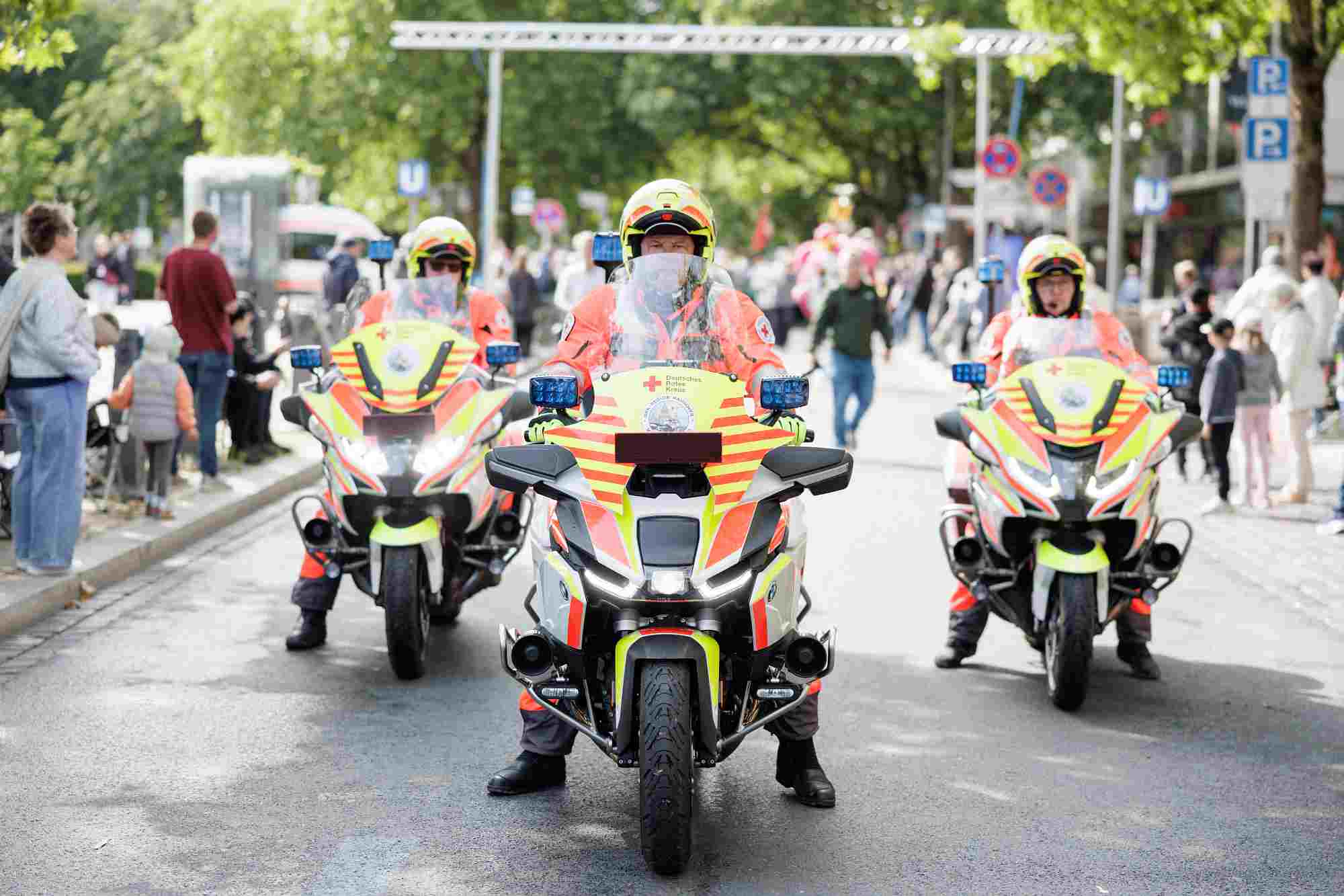 Schützenfest 2026 Rettungssanitäter des deutschen roten Kreuzes am Anfang des Schützenausmarsches