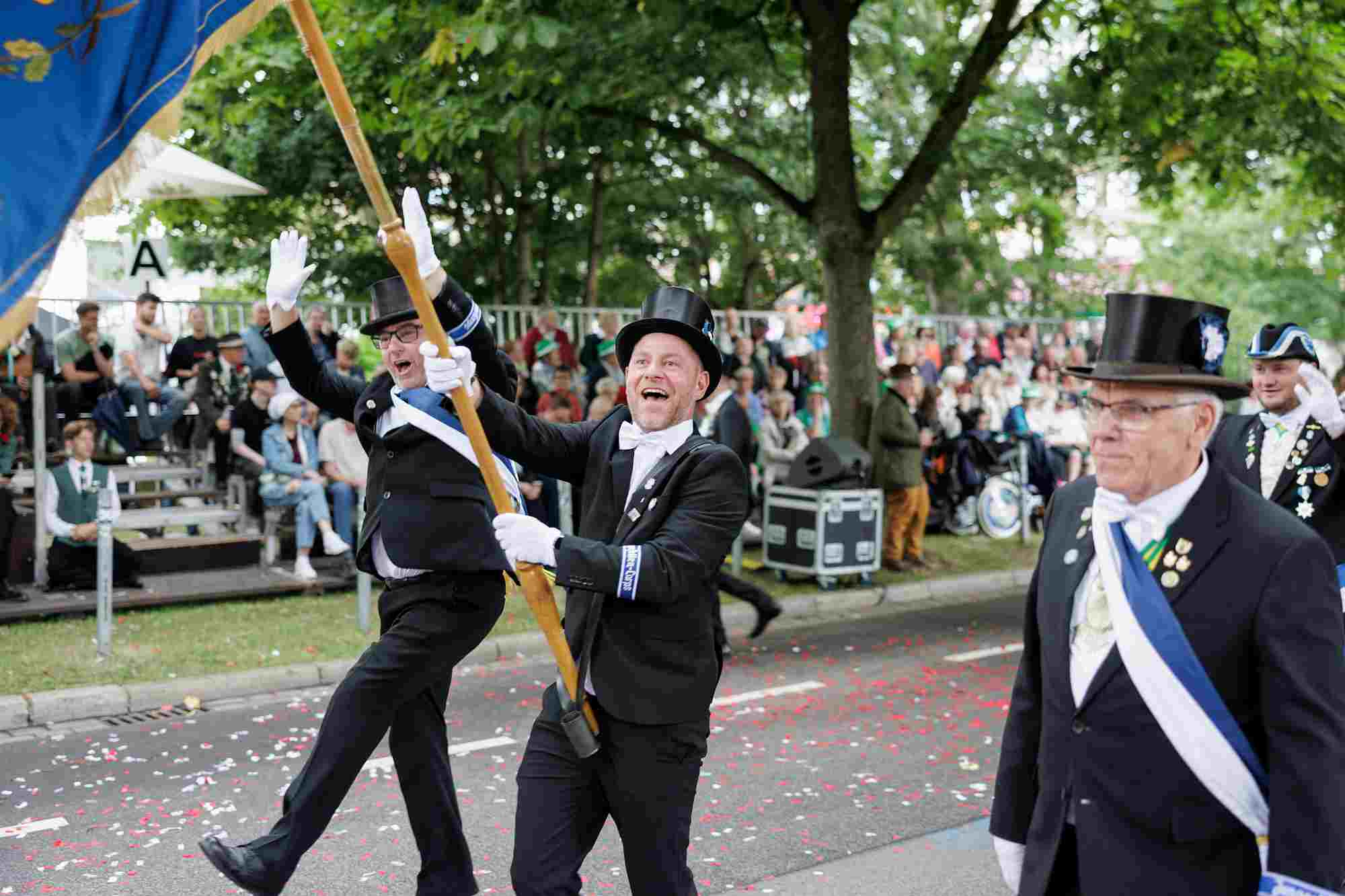 Schützenfest 2026 Bruchmeister*innen mit Standaten in der Hand