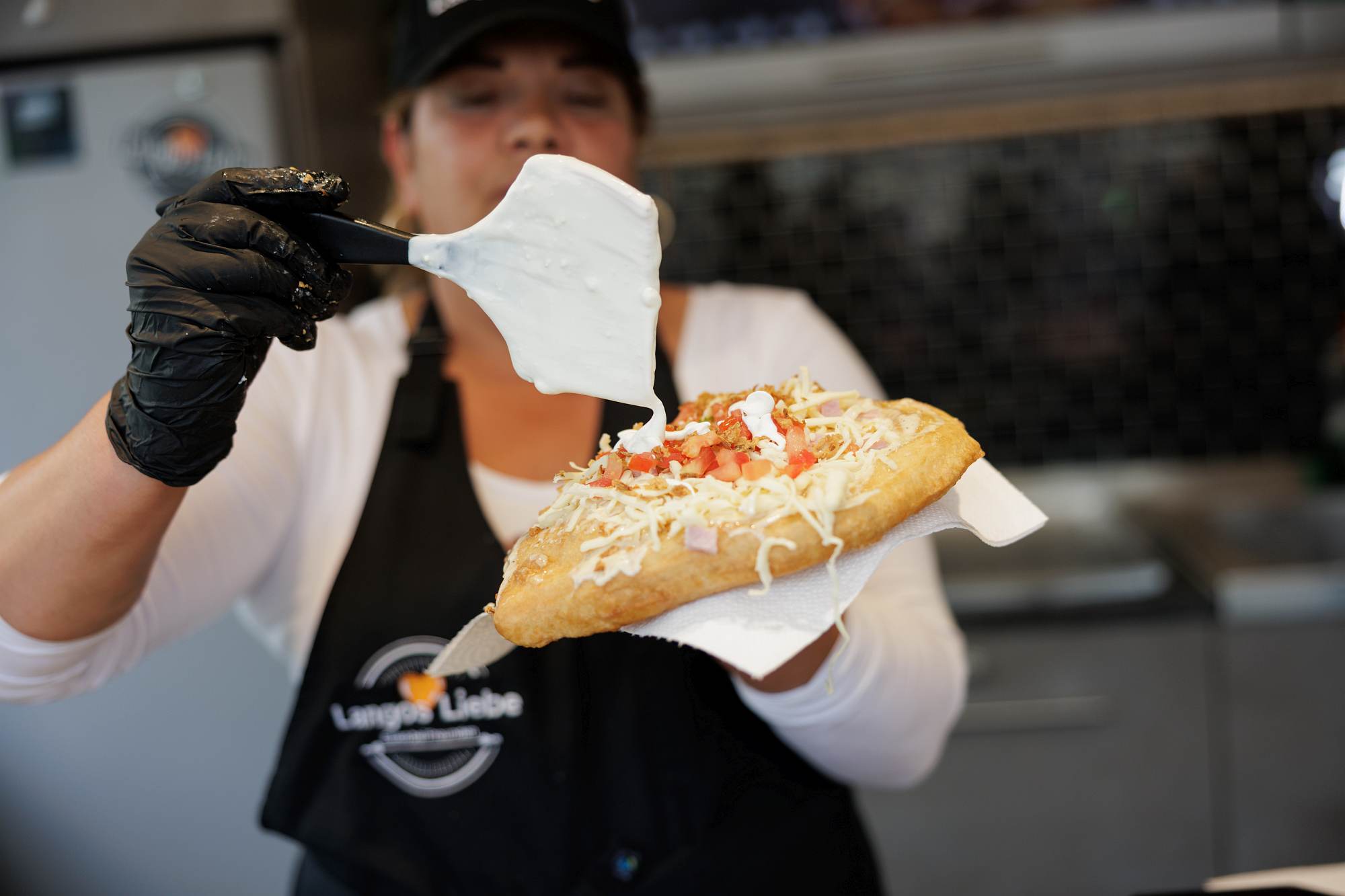 Schützenfest 2026 Frau die Langos zubereitet