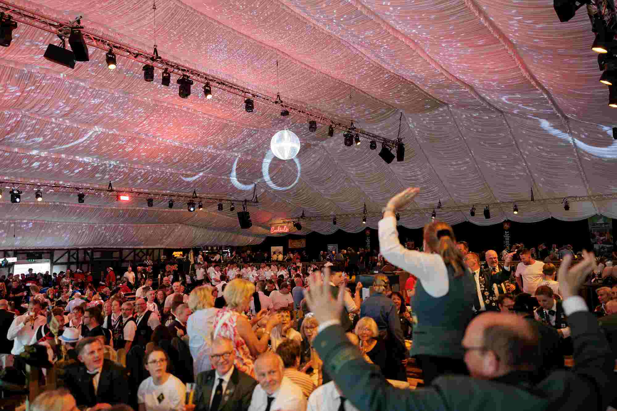 Schützenfest 2026 Party im Alt Hanovera Festzelt mit feierlicher Beleuchtung