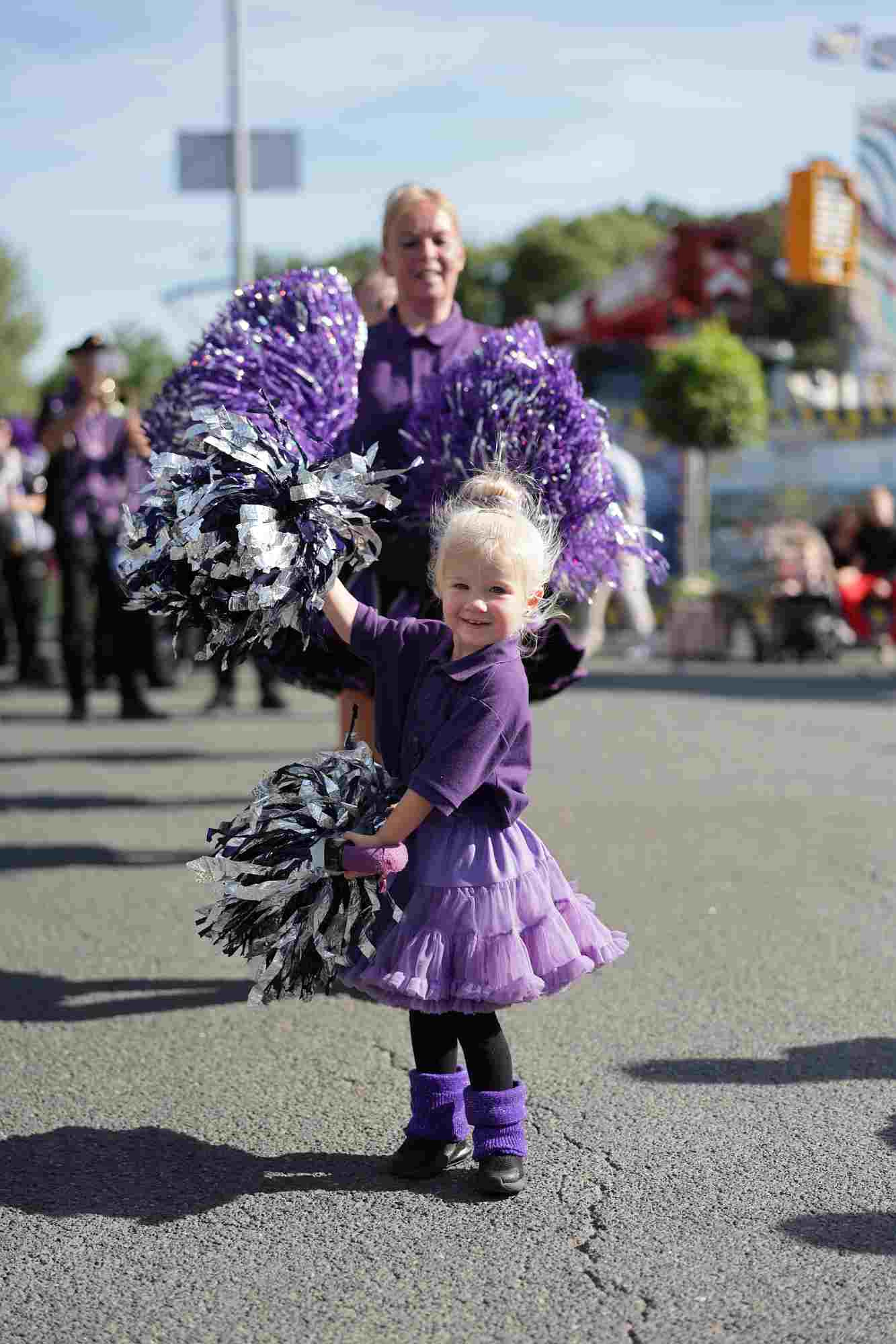 OLE63321-klein junges Mädchen in violettem Cheerleader Outfit mit Pompoms