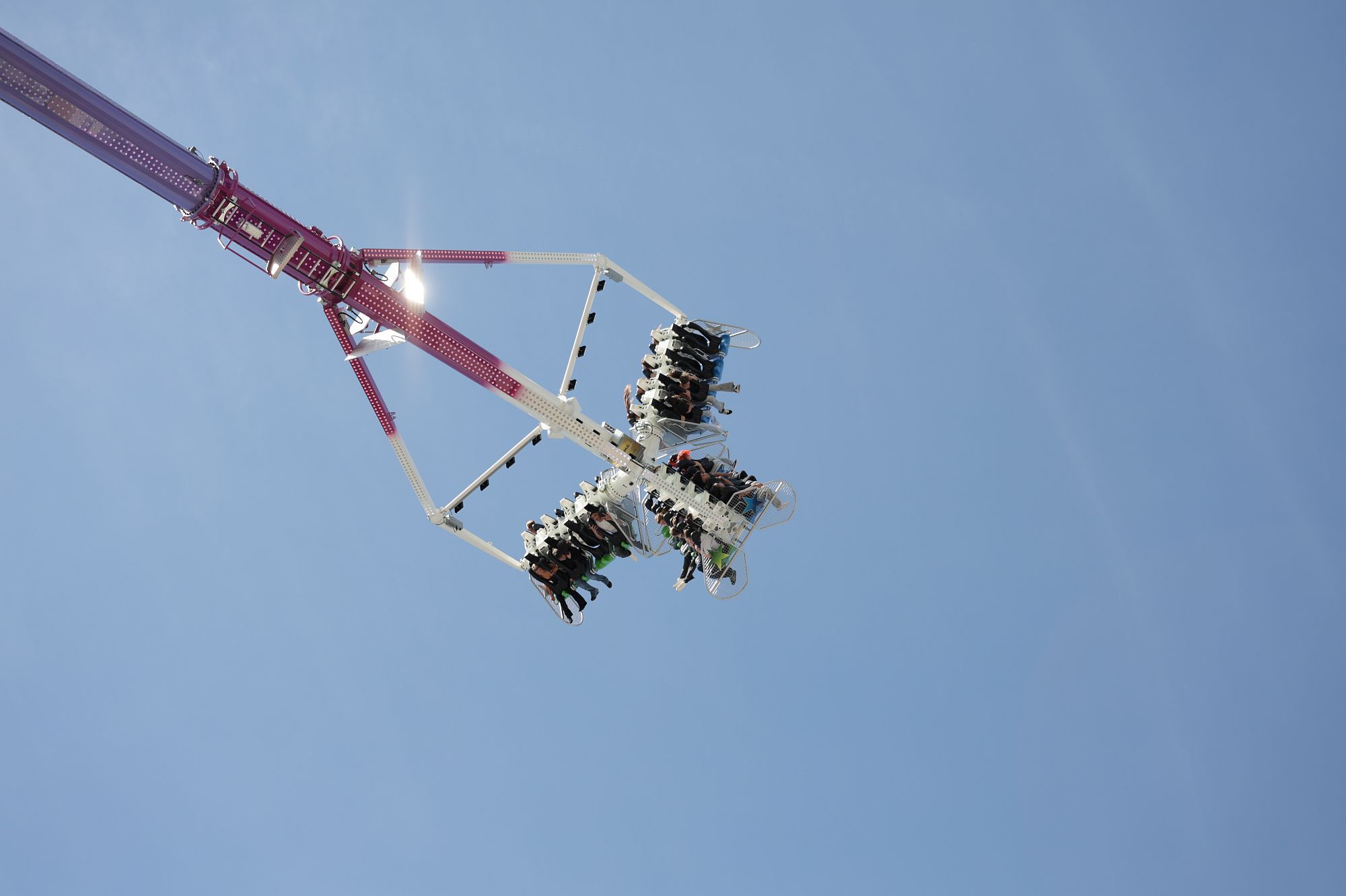 OLE63411-klein Hochfahrgeschäft "Infinity" mit blauem Himmel im Hintergrund