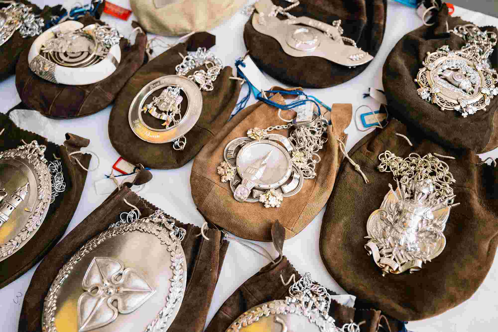 Schützenfest Hannover 2026 Auf dem Bild ist historisches Schützen- und Königssilber zu sehen. Dabei handelt es sich um kunstvoll verzierte Plaketten, Medaillen und Königsketten.