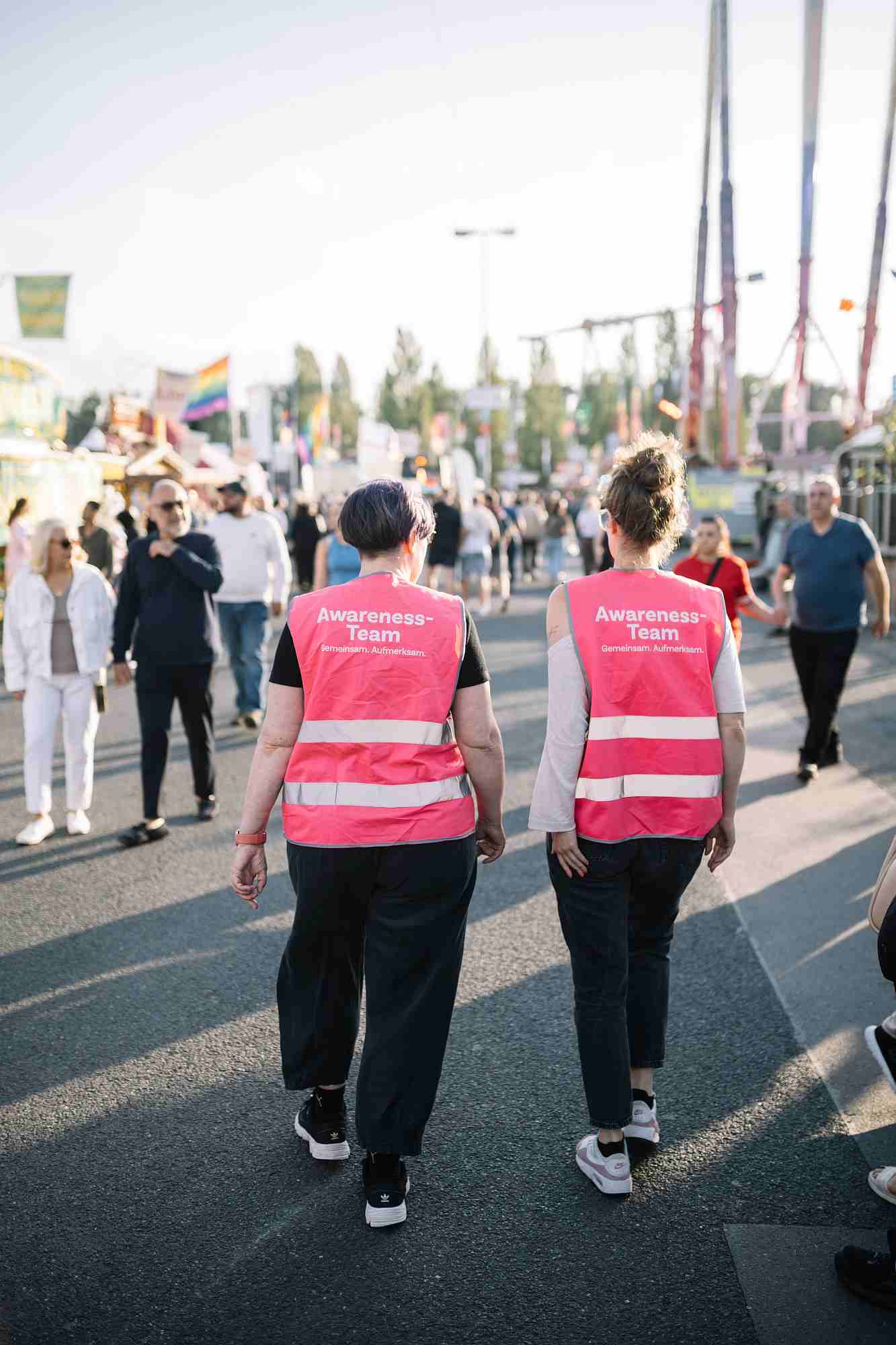 Schützenfest Hannover 2026 zwei Personen des Awareness-Teams mit pinker Warnweste auf dem Schützenplatz