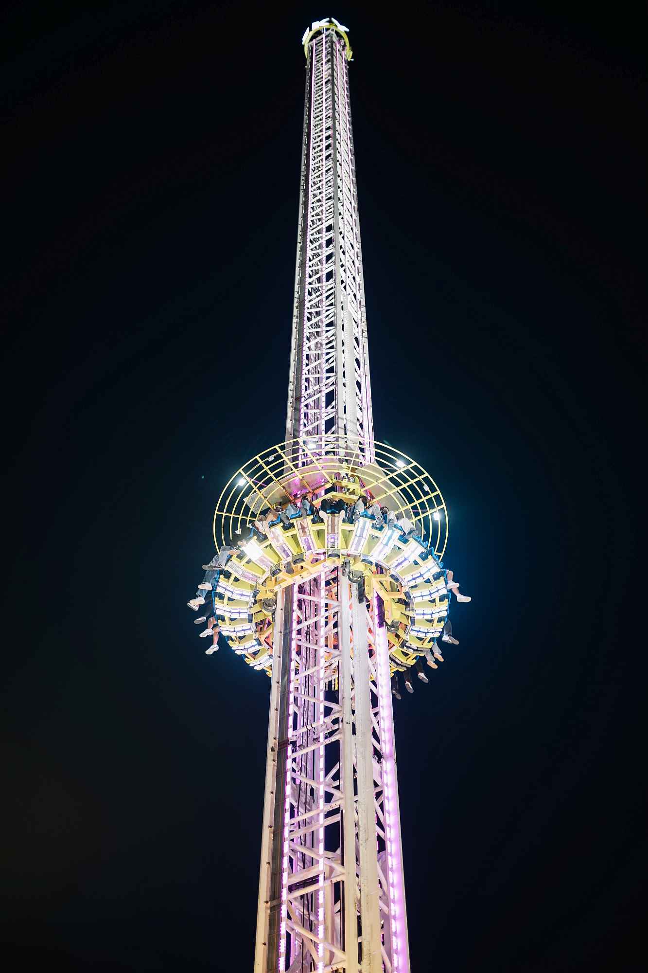 Schützenfest Hannover 2026 Freefall-Tower "Sky Fall" Ansicht von unten bei Nacht
